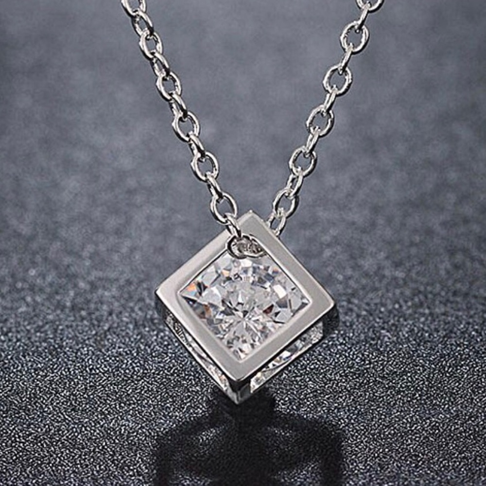 ❤️SWAROVSKI cube pendant necklace ❤️